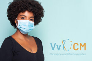 VvOCM, de Vereniging van Oefentherapeuten, adviseert oefentherapeuten en patiënten wel om persoonlijke beschermingsmiddelen, zoals een mondkapje te gebruiken tijdens de behandeling en waar mogelijk zorg op afstand te geven.