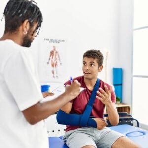 tevreden patient met mitella op oefenbank 5x5 tevreden patient met mitella op oefenbank 5x5